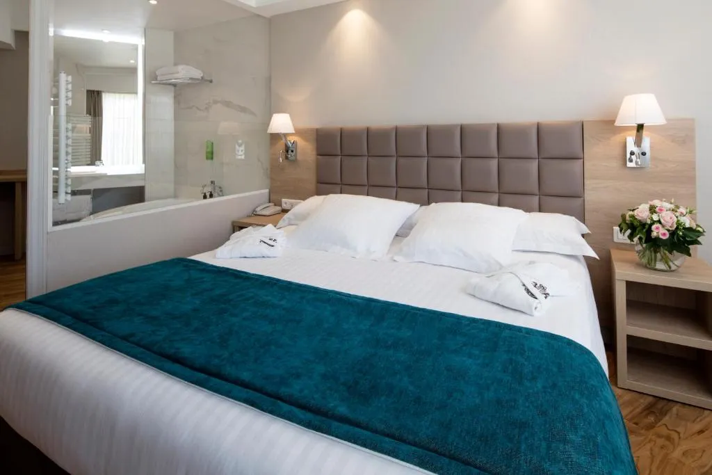 Piscina en la azotea del Splendid Hotel Nice con vistas a la ciudad