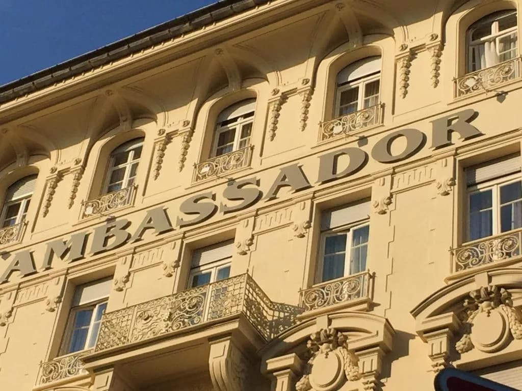 Façade de l'Hôtel Ambassador Nice sur l'Avenue de Suède