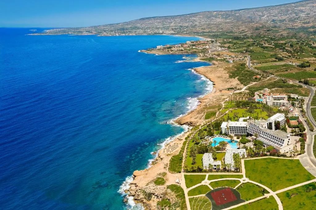 Piscina y fachada del Azia Resort & Spa, Pafos
