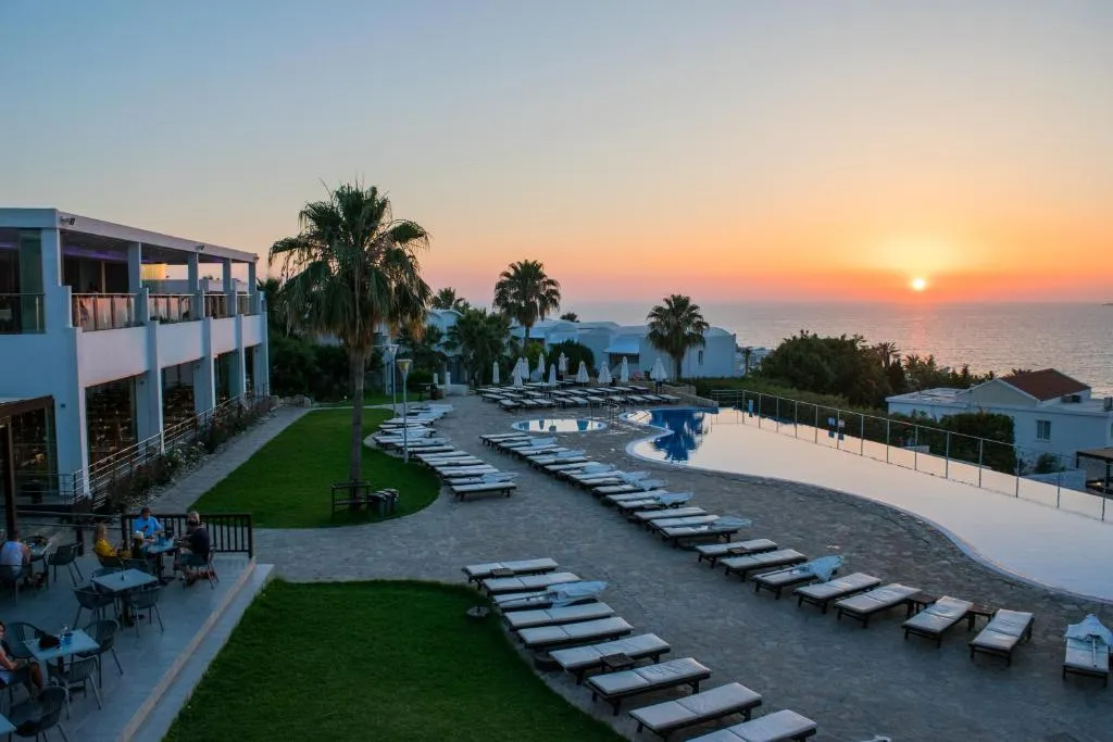 Theo Sunset Bay Hotel - 4-star hotel in Coral Bay, Paphos - photo 1