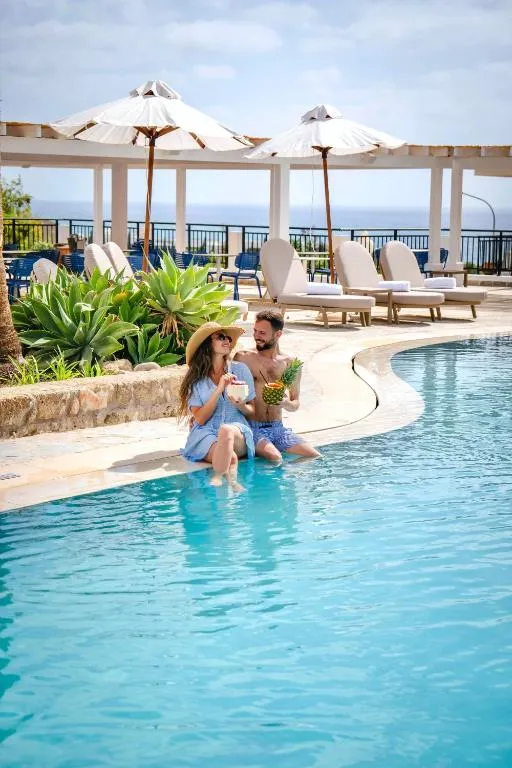 Piscina principal del WellClub Resort en Paphos con vistas al mar