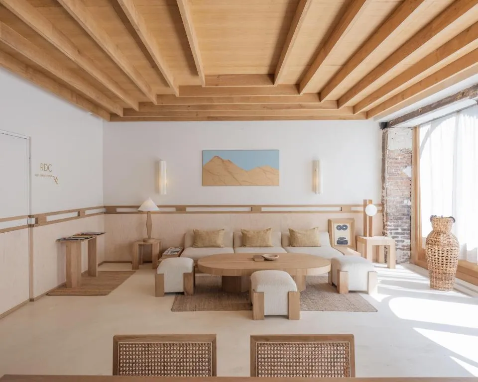 Façade de l'hôtel Elysée Montmartre sur le boulevard Rochechouart