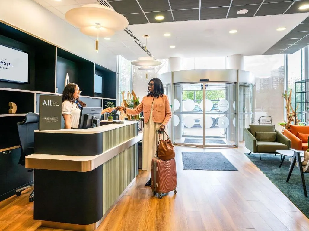 Fachada do hotel Novotel Paris 17 no bairro de Batignolles