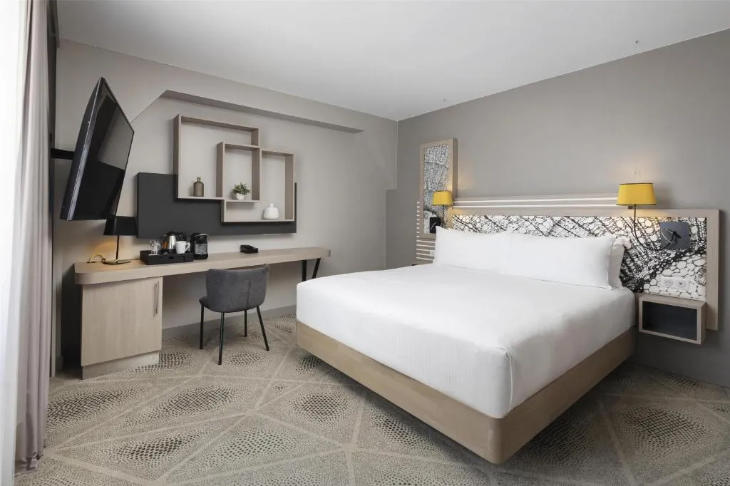 Fachada do Hilton Garden Inn Paris La Villette junto ao canal