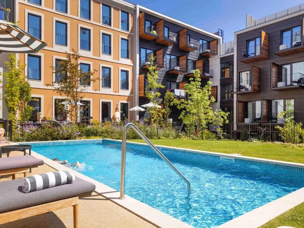 Fachada del hotel Mercure Porto Centro Aliados en el centro de Oporto