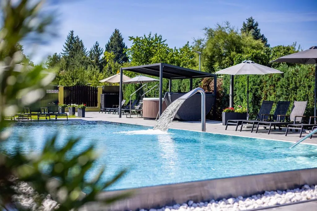 Exterior do Hotel Aura Design com piscina de jardim em Praga