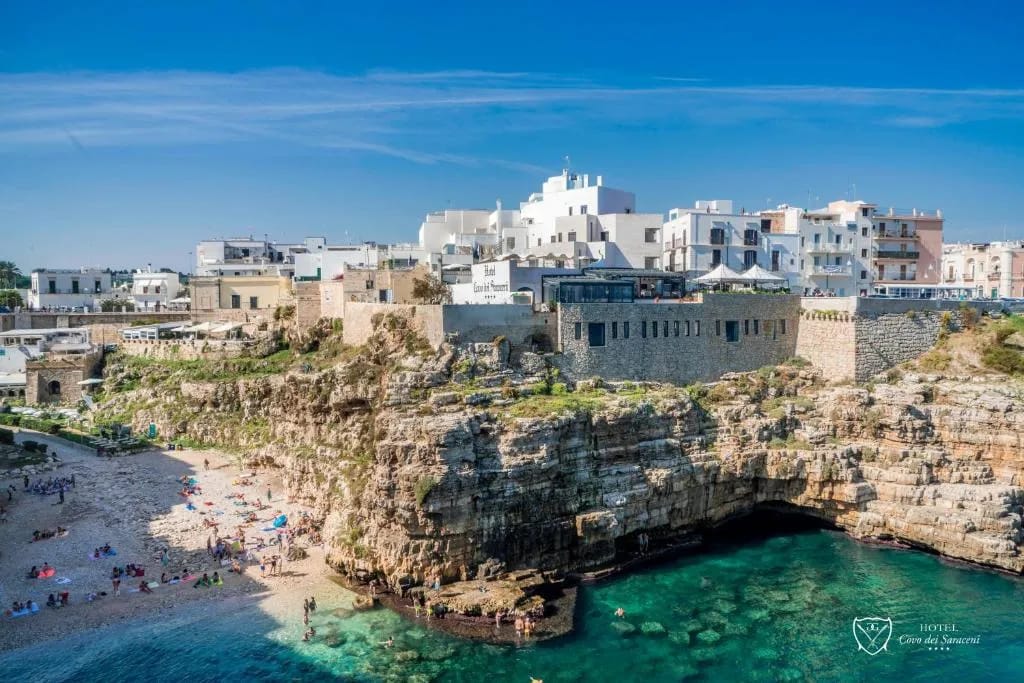 Vista desde el acantilado de Covo dei Saraceni en Polignano a Mare