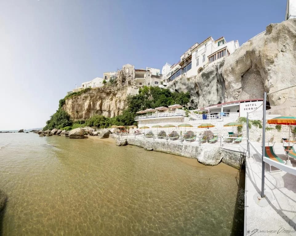 Piscina en el acantilado del Hotel Seggio en Vieste con vistas al Adriático
