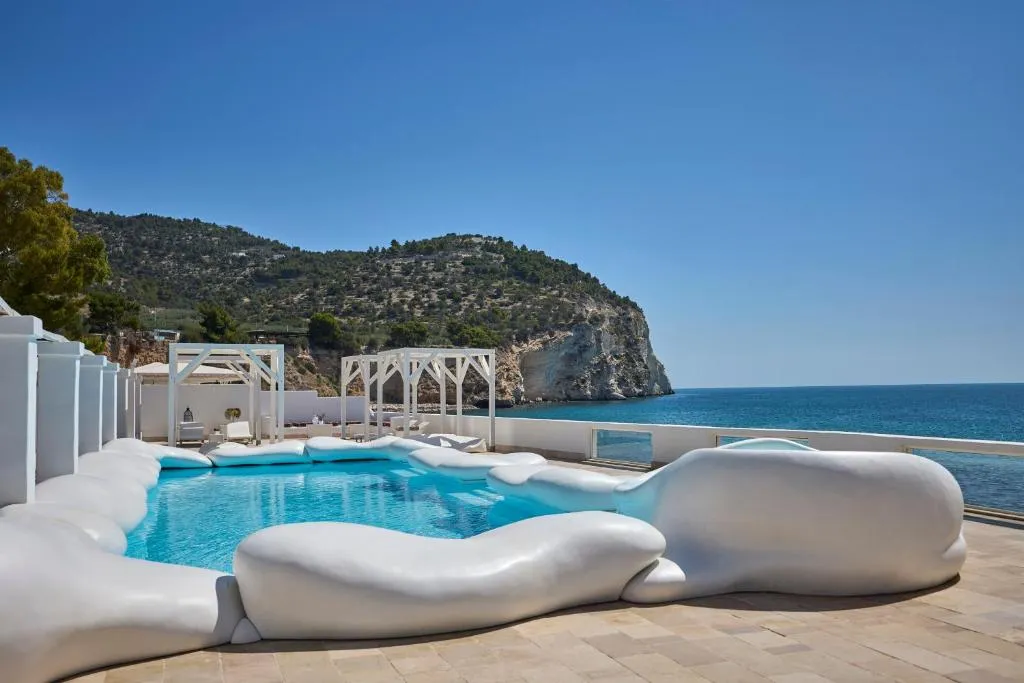 Piscina exterior con vistas al mar en La Casa E Il Mare en Mattinata