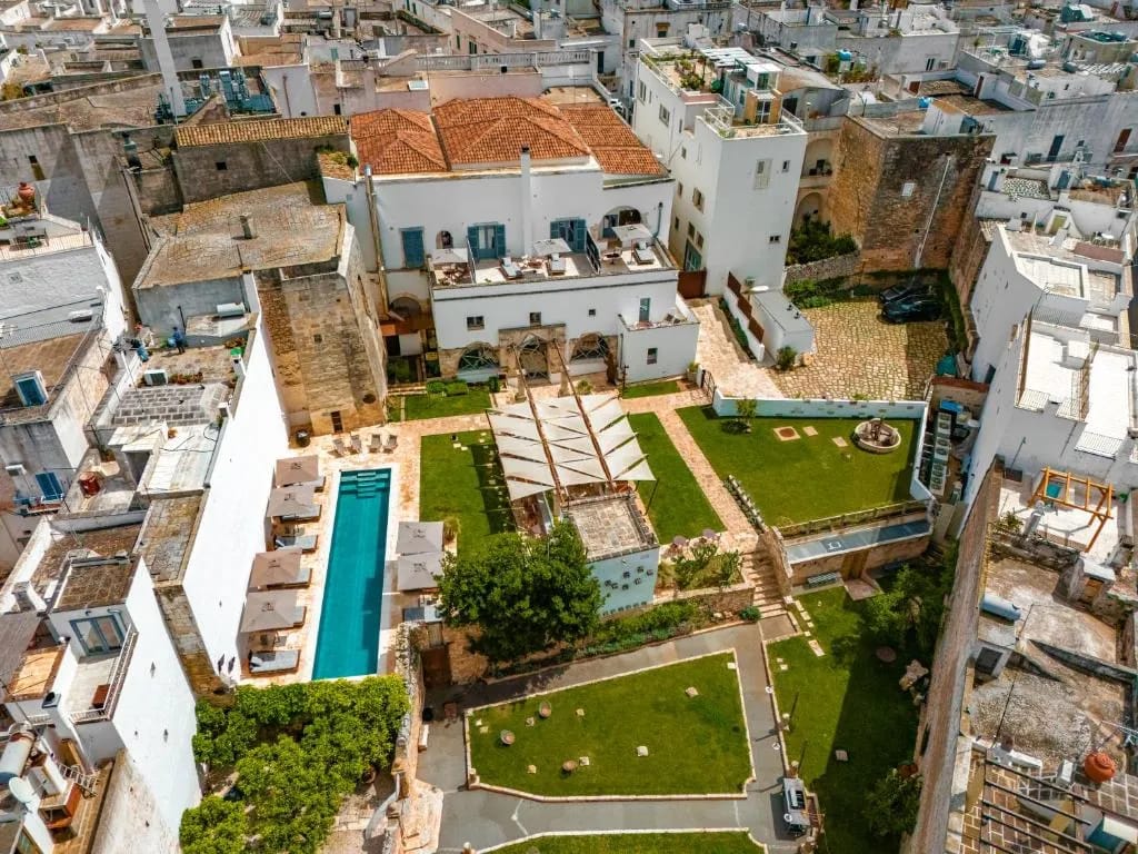Paragon 700 Boutique Hotel & SPA — fachada do palazzo no centro histórico em Ostuni, Puglia