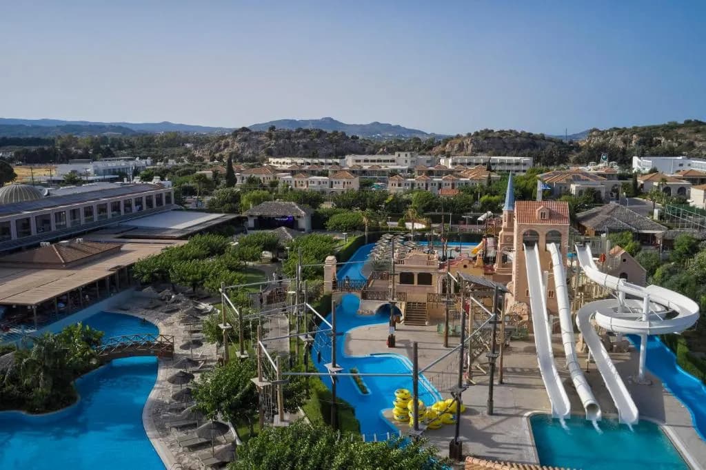 Vue d'ensemble du resort Atlantica Holiday Village Rhodes avec piscine et jardins