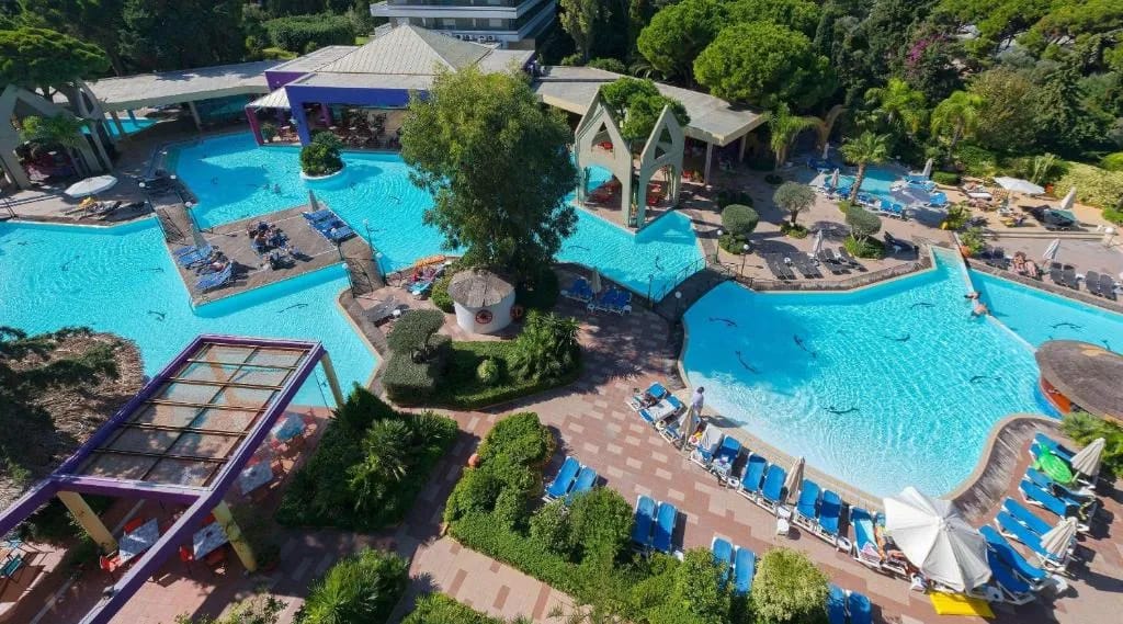 Piscina lagoa do Dionysos Hotel em Ixia, Rodes