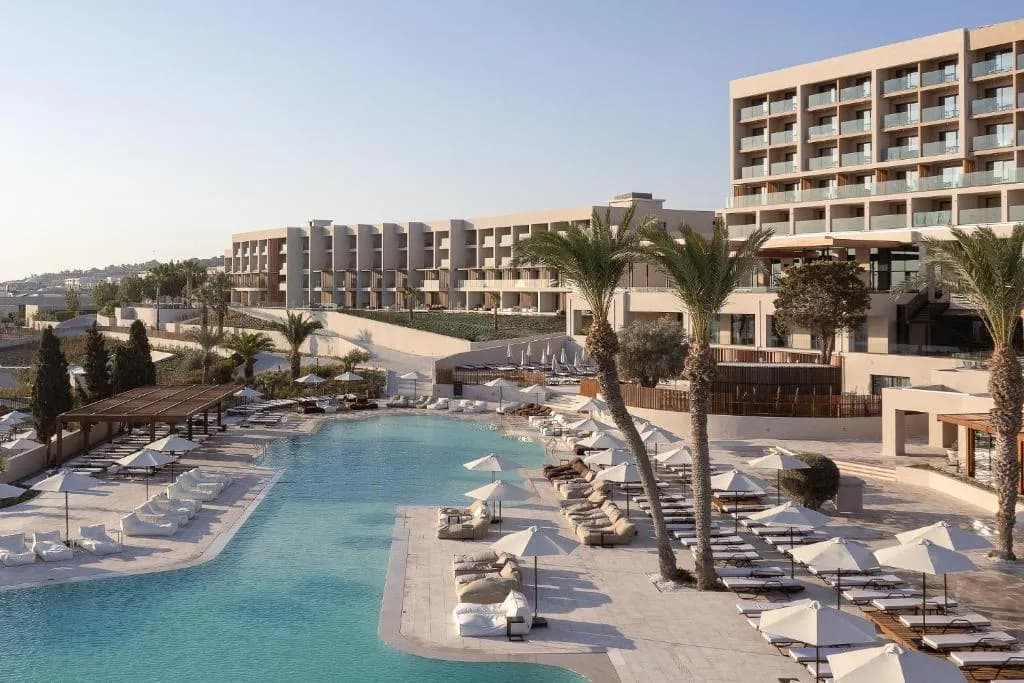 Vue aérienne du resort Ella Helea avec parc aquatique et piscines à Kallithea, Rhodes