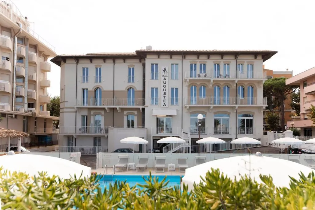Fachada y zona de piscina del Hotel Villa Augustea en Rímini