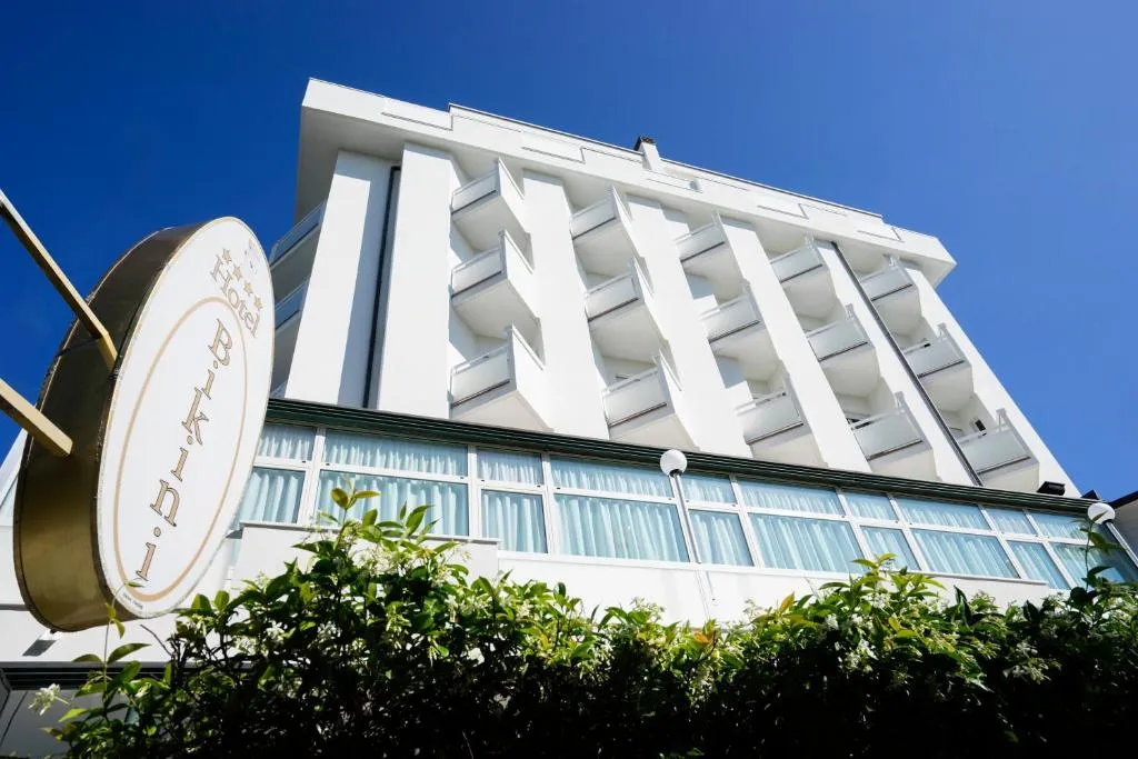 Façade bord de mer de l'Hotel Bikini à Marina Centro, Rimini