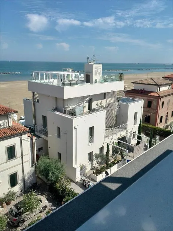 Fachada frente al mar del Hotel Madalù en Viserba, Rímini