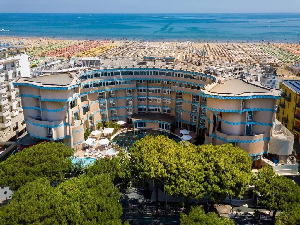 Extérieur du Savoia Hotel Rimini et son emplacement en bord de mer