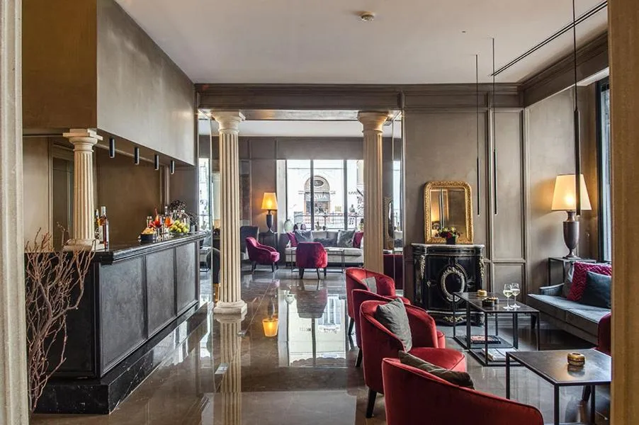 Fachada del Colonna Palace Hotel cerca del Panteón, Roma