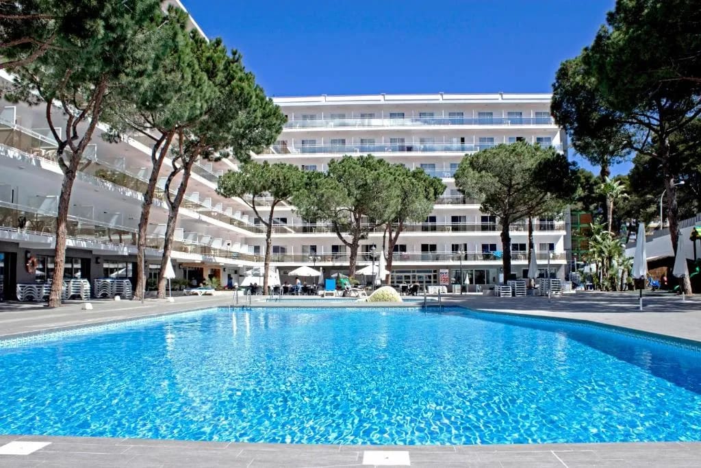 Hotel Best Oasis Park - 4-star hotel in Salou centre, 10 min walk to beach, Salou - photo 1
