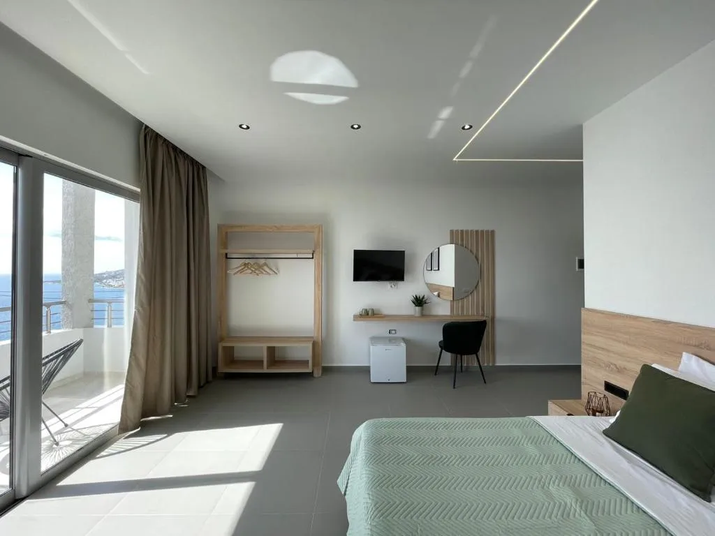 Helen's Seaside Resort - 3-star hotel in Rruga Karl Gega (seaside strip), Sarande - photo 1