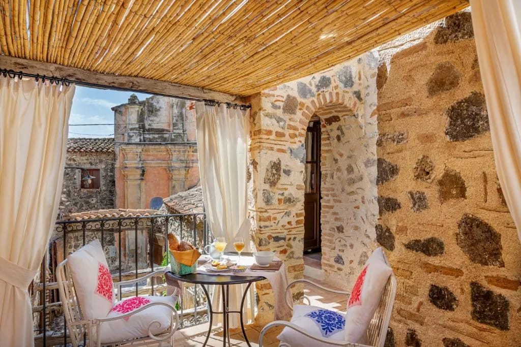 Fachada em pedra do Albergo Diffuso Mannois em Orosei Sardenha