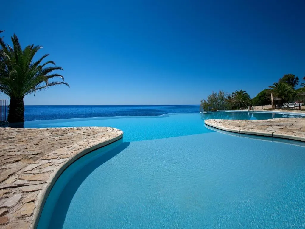 Piscina principal do Hotel Costa dei Fiori em Santa Margherita di Pula