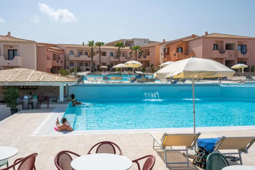 Red Sun Village - Hotel de 4 estrellas en Isola Rossa (north coast), Sardinia - photo 1