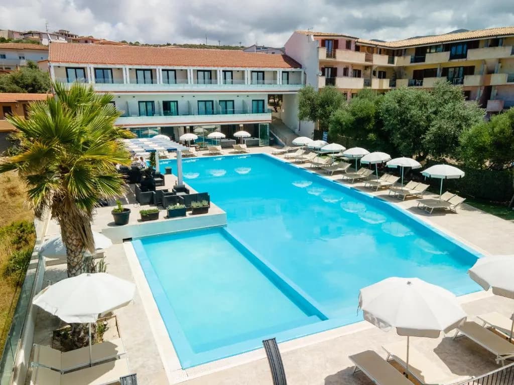 Extérieur de l'Horizon Hotel Badesi avec piscine, Sardaigne