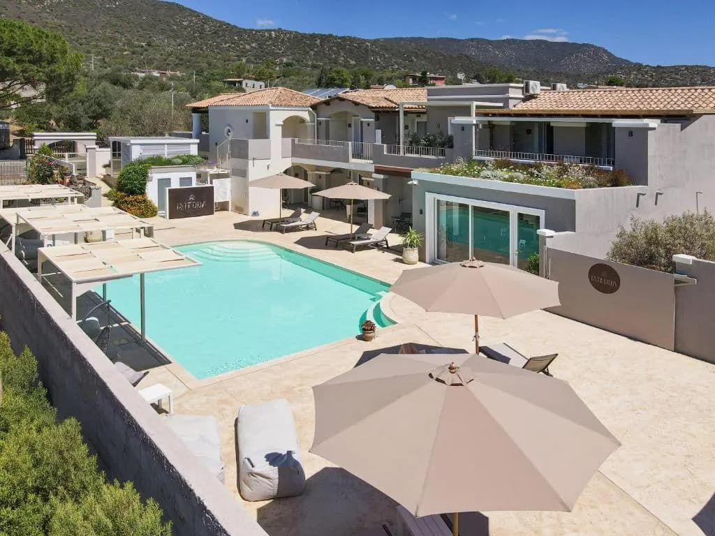 Piscine et terrasse de l'Istedda Boutique Hotel à Solanas, Sardaigne