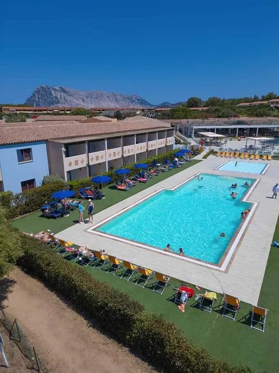 Fachada del hotel Hotel Baja Bianca en Capo Coda Cavallo, San Teodoro, Cerdena