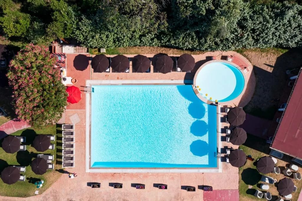 Fachada del hotel Li Suari Club Village en San Teodoro, Cerdena