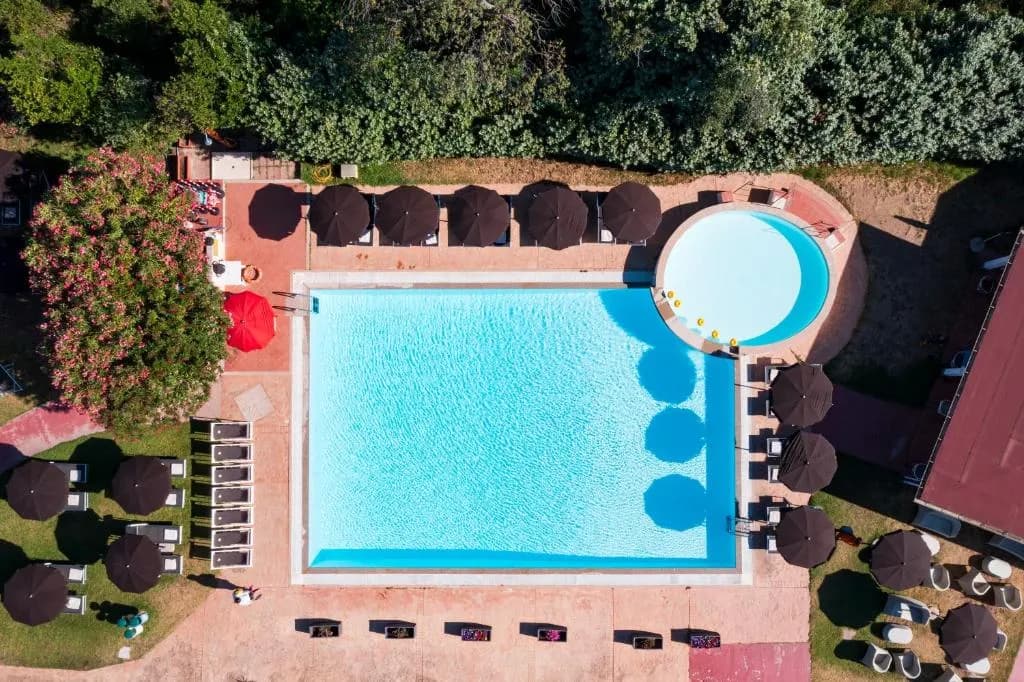 Fachada del hotel Li Suari Club Village en San Teodoro, Cerdena