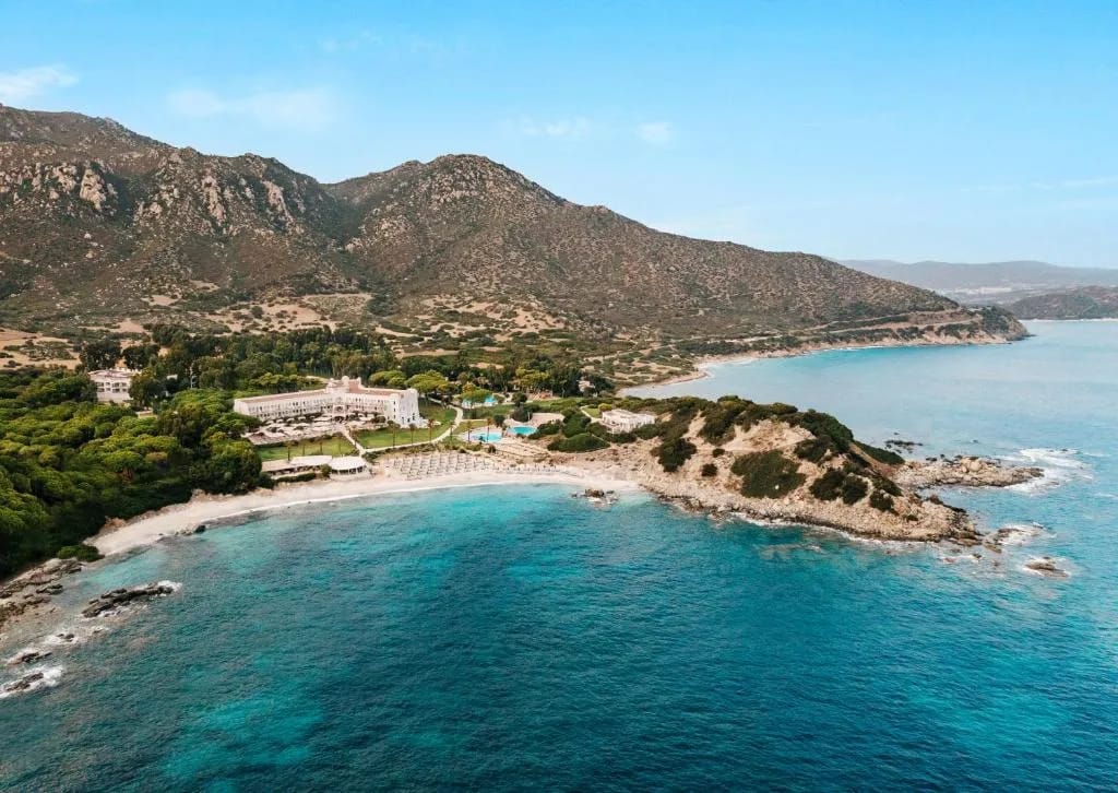 Fachada del hotel Falkensteiner Resort Capo Boi en Villasimius, Cerdena
