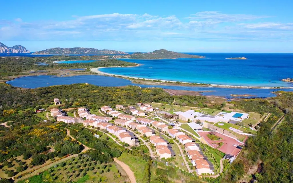 Fachada del hotel Baglioni Resort Sardinia en San Teodoro, Cerdena