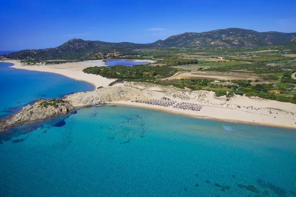 Recinto del Chia Laguna con pinar al fondo