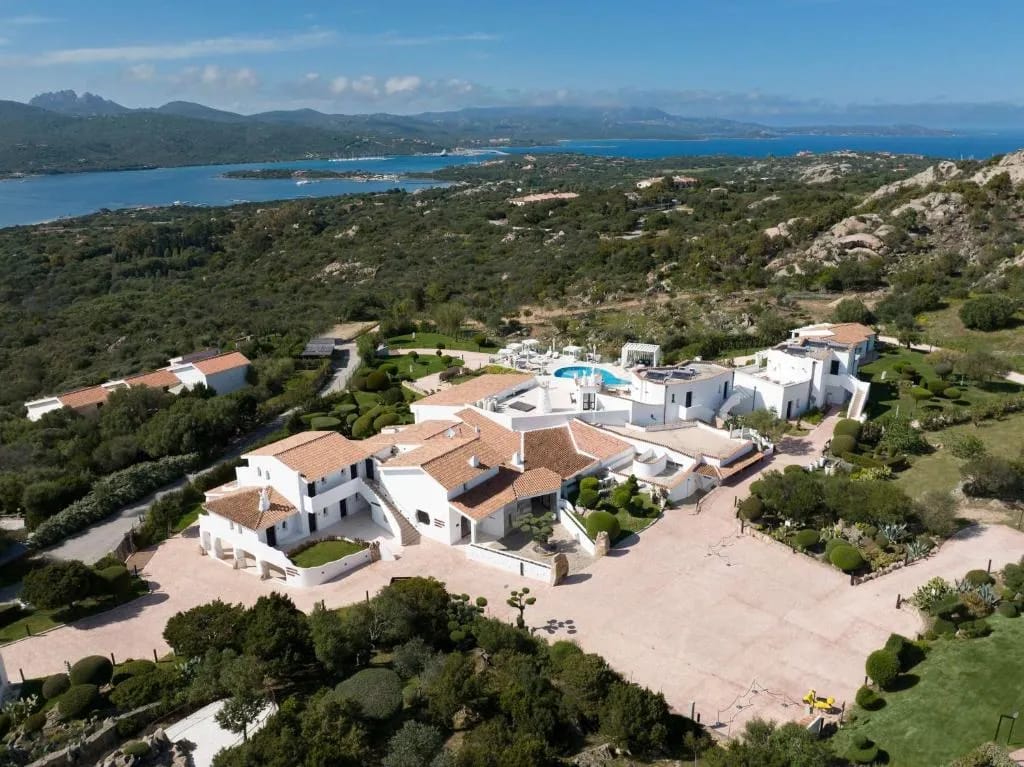 Piscina infinity do Sulià House com vista para a baía de Porto Rotondo