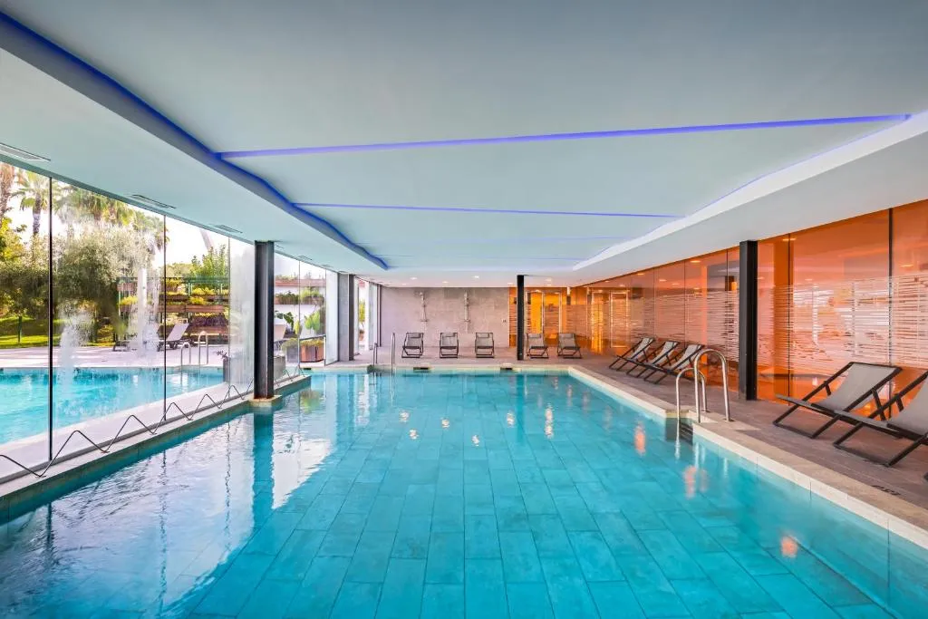 Piscina exterior y jardines del Barceló Sevilla Renacimiento