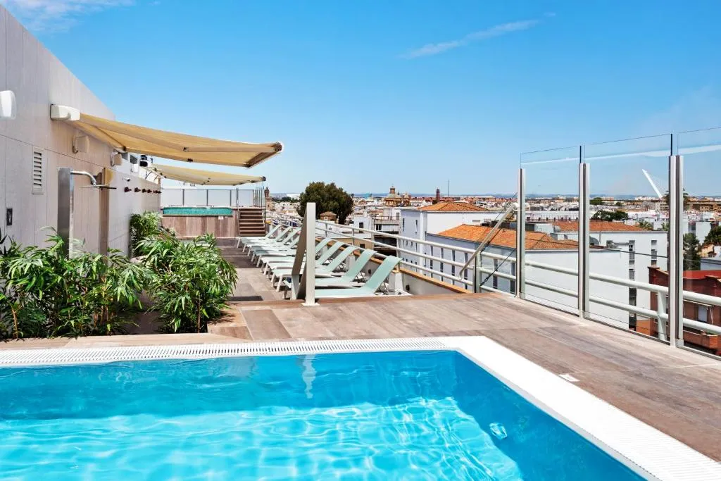 Piscina no terraço e esplanada do Catalonia Santa Justa, Sevilha