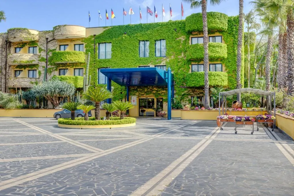 Exterior del Hotel Caesar Palace con piscina en Giardini Naxos, Sicilia
