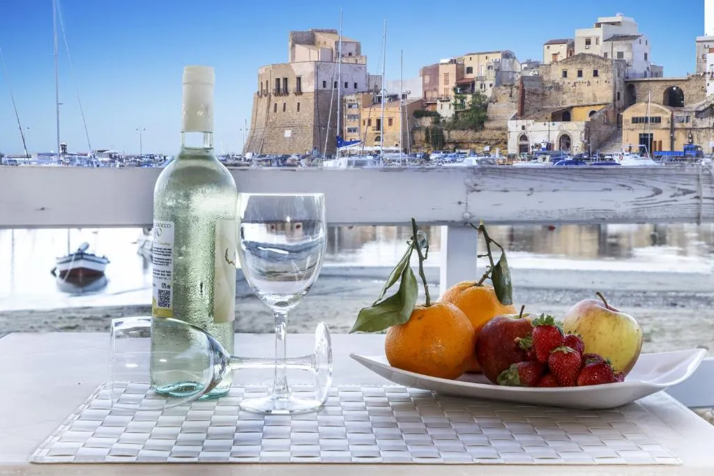Hotel Cala Marina en el puerto de Castellammare del Golfo, Sicilia