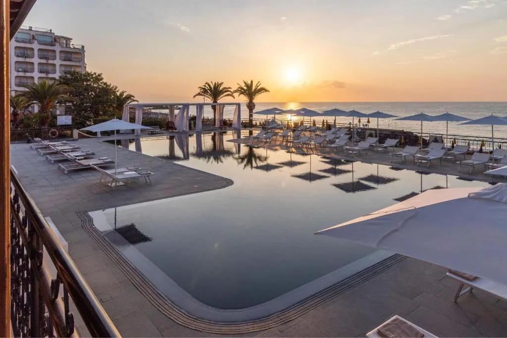 Exterior y piscina infinita del Delta Hotels Giardini Naxos frente al mar