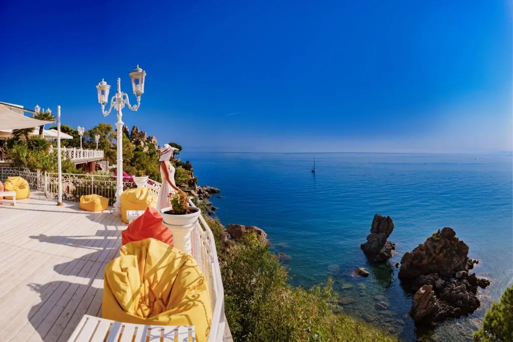 Hôtel Kalura surplombant la mer près de Cefalù, Sicile