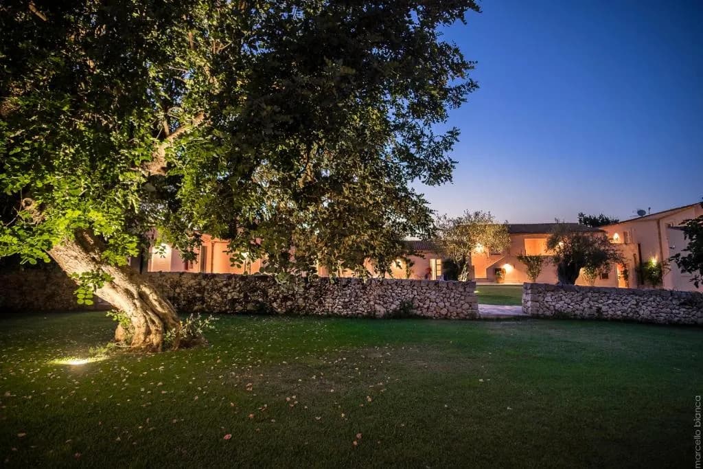 Extérieur et jardin de la Masseria Degli Ulivi près de Noto, Sicile