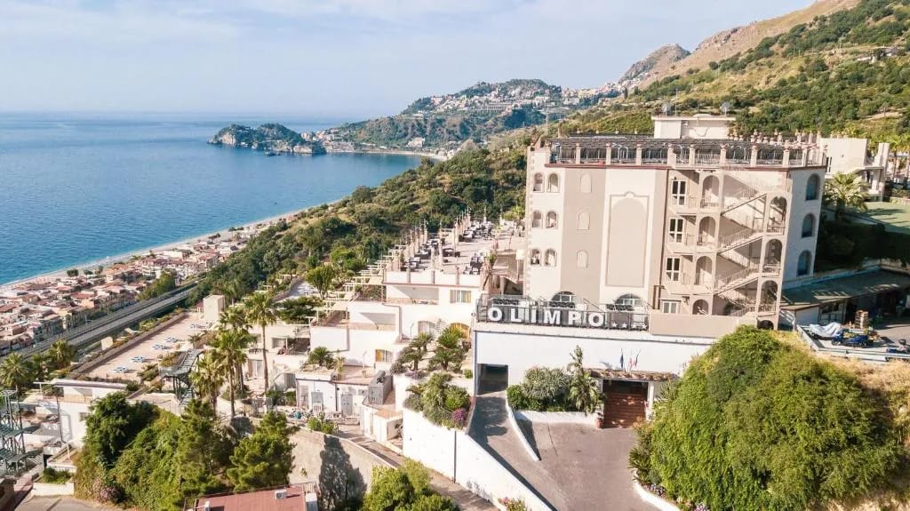 Hotel Olimpo le Terrazze sobre la playa de Letojanni, Sicilia
