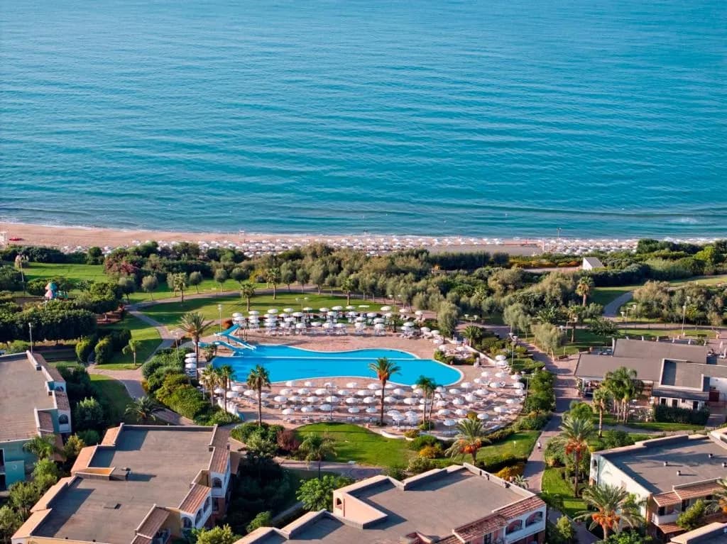Vue du front de mer du Serenusa Resort à Licata, Sicile