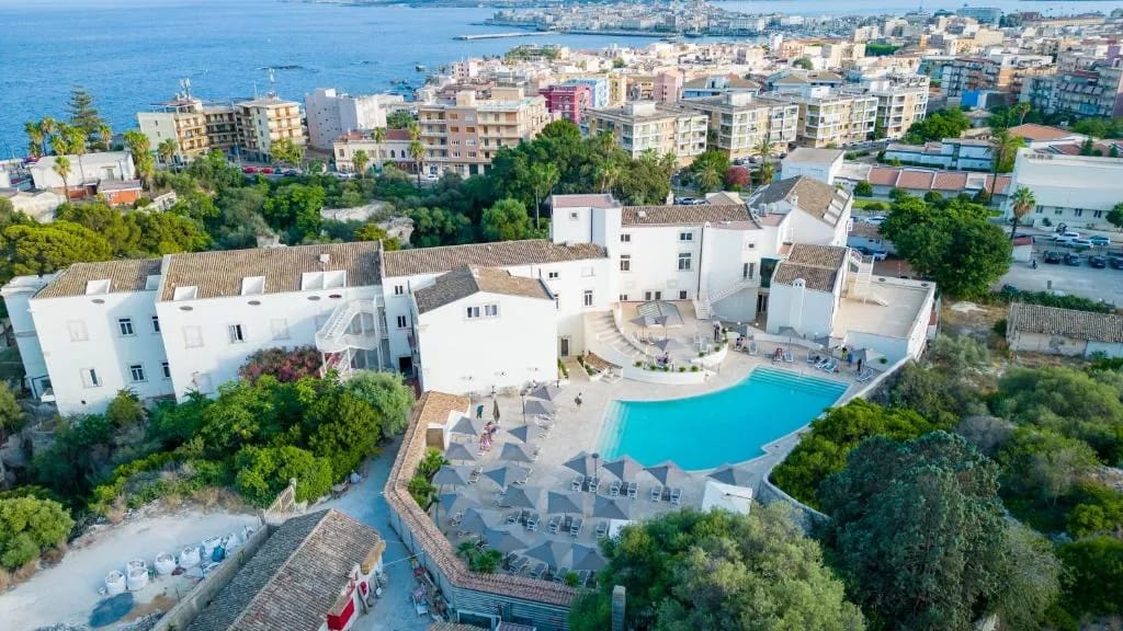 Fachada y jardines del Grand Hotel Villa Politi en Siracusa, Sicilia