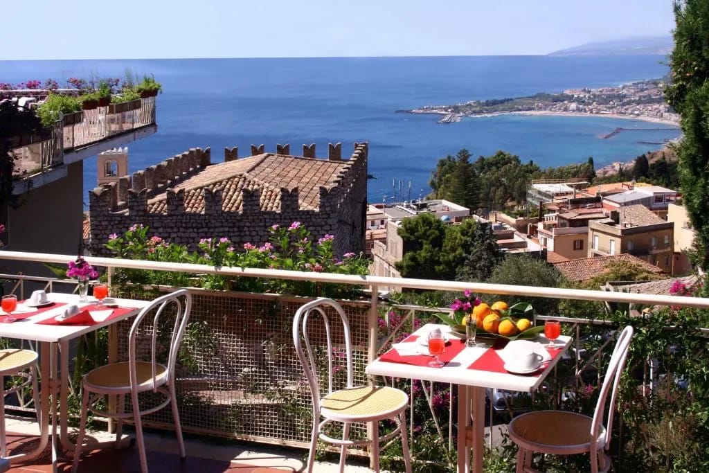 Fachada do Hotel Mediterranée Taormina na Via Circonvallazione