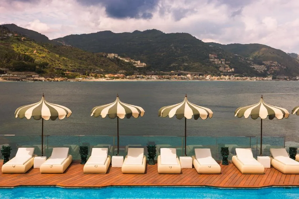 Piscina de agua salgada do Atlantis Bay esculpida nas rochas da baia de Mazzaro, Taormina