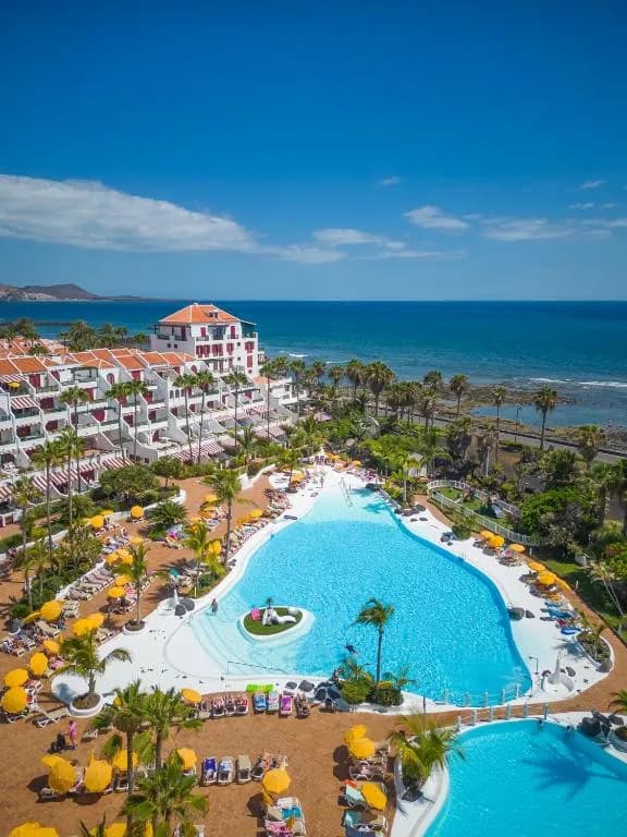 Parque Santiago IV pool and apartment complex