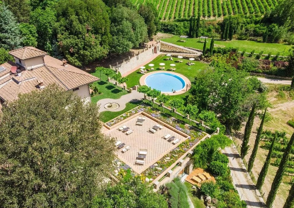 Fachada do Villa Campomaggio Resort nos vinhedos de Radda in Chianti